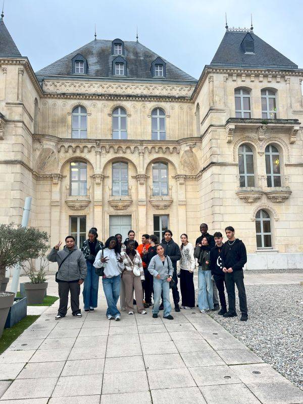 Les étudiants du BTS CCST du lycée St Vincent de Paul à Marseille à l'exposition du film amateur au Château de la Buzine