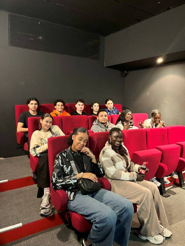 Les étudiants du BTS CCST du lycée St Vincent de Paul à Marseille à l'exposition du film amateur au Château de la Buzine
