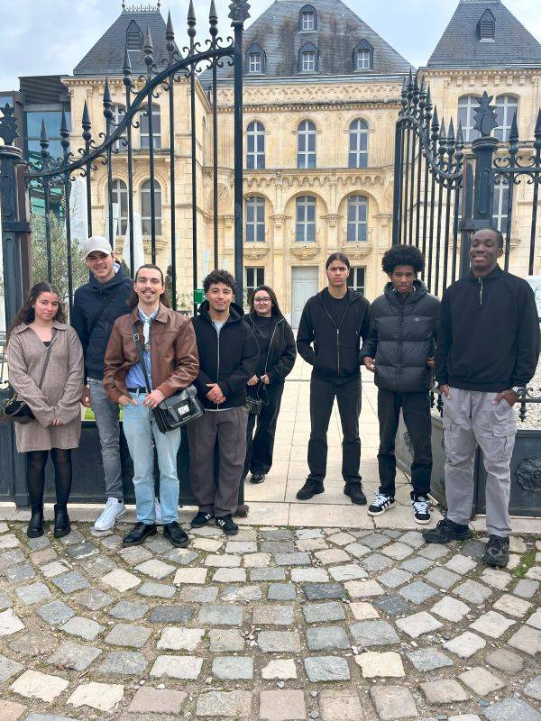 Les étudiants du BTS CCST du lycée St Vincent de Paul à Marseille à l'exposition du film amateur au Château de la Buzine