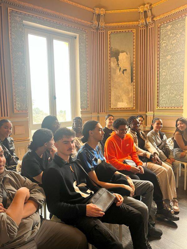Les étudiants du BTS CCST du lycée St Vincent de Paul à Marseille à l'exposition du film amateur au Château de la Buzine