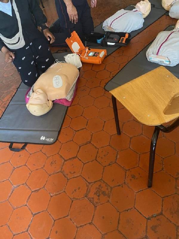 Utiliser le défribrilateur