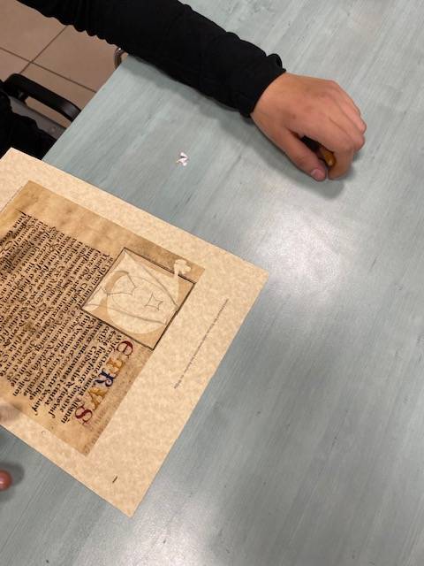 Dans la peau d'un copiste : atelier enluminures avec les cinquième SEGPA du collège Saint Vincent de Paul
