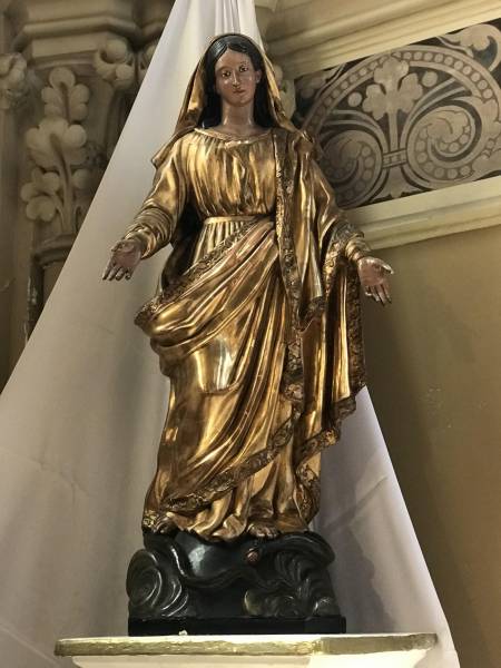 STATUE VIERGE DANS LA CHAPELLE