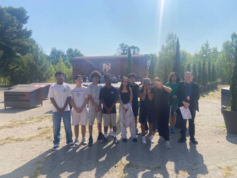 les élèves du collège St Vincent de Paul Marseille au camps des Milles
